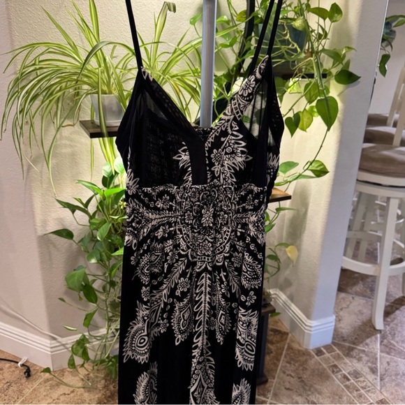 Elegant Navy and White Spaghetti Strap Dress - Picture 12 of 13